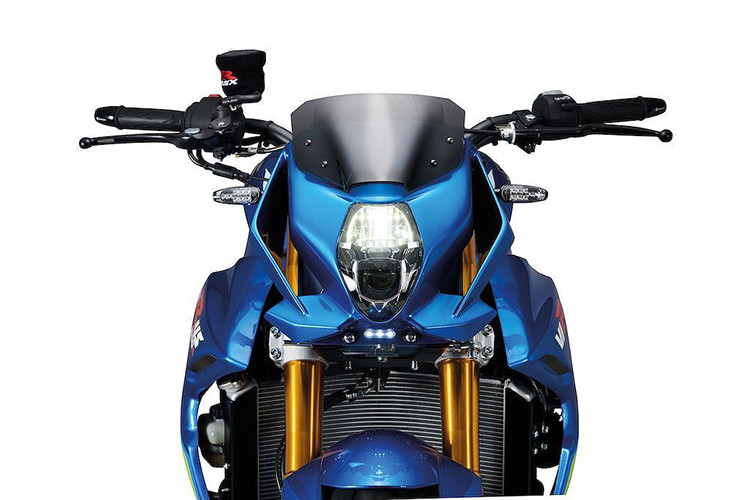 Khác với mẫu nake- bike hiện tại của hãng xe máy Suzuki là GSX-S1000, mẫu Virus 1000R 2019 có thiết kế hầm hố hơn hẳn do thừa hưởng phong cách của người anh em sport bike. Không những thế, Virus 1000R 2019 còn được trang bị động cơ vô cùng mạnh mẽ với công suất 202 mã lực và mômen xoắn cực đại 118 Nm.