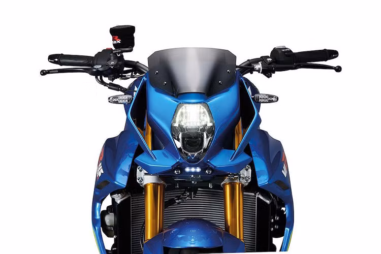 Khác với mẫu nake- bike hiện tại của hãng xe máy Suzuki là GSX-S1000, mẫu Virus 1000R 2019 có thiết kế hầm hố hơn hẳn do thừa hưởng phong cách của người anh em sport bike. Không những thế, Virus 1000R 2019 còn được trang bị động cơ vô cùng mạnh mẽ với công suất 202 mã lực và mômen xoắn cực đại 118 Nm.