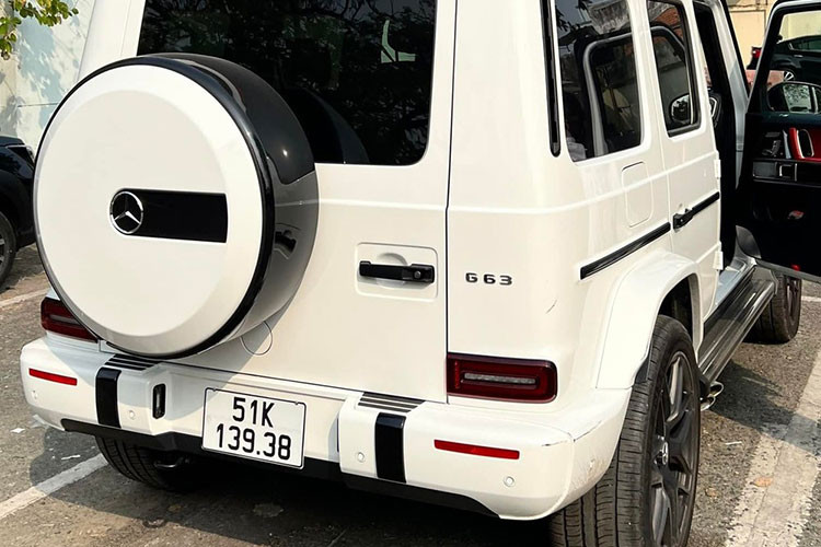 Nhìn vào biển số chiếc Mercedes-AMG G63 của Hiền Hồ có thể thấy nữ ca sĩ khá mát tay khi bấm được biển đẹp cho mẫu xe SUV hạng sang của mình. Thậm chí nhiều người cho rằng, chiếc Mercedes-AMG G63 đời mới của Hiền Hồ mang biển đẹp không kém xe đàn anh Tuấn Hưng hay Sơn Tùng M-TP.