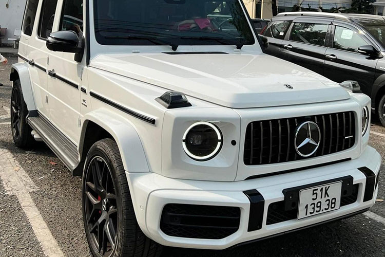 Sau hơn 1 tháng, chiếc SUV hạng sang Mercedes-AMG G63 của Hiền Hồ đã làm xong các thủ tục đăng ký biển số trong những ngày cận Tết và mới đây đã chia sẻ hình ảnh chiếc xe Mercedes-AMG G63 của mình lên mạng xã hội.