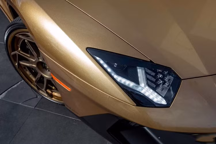 Phần đầu của xe được thiết kế cản trước khác biệt so với phiên bản Aventador tiêu chuẩn. Phần cản, lưới hốc hút gió trước và ốp sườn 2 bên có màu đen khác biệt với màu tổng thể của ngoại thất xe. Cặp đèn chữ Y đầy mê hoặc gồm đèn pha full LED, tự động thay đổi góc chiếu theo góc lái, đèn ánh sáng ban ngày (DRL), hệ thống rửa đèn.