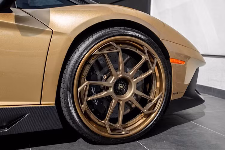 Mâm xe là loại đa chấu có thiết kế ấn tượng, kích thước 21 inch đi kèm lốp 355/26. Tuy nhiên trên mẫu siêu xe thể thao này, nó đã được chủ nhân thay bộ mâm "hàng thửa" 5 chấu kép dạng xoắn kim đồng hồ với màu đồng "sẹc tông" với ngoại thất độc đáo của chiếc xe.