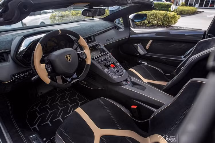 Nội thất được làm không quá cầu kì với màn hình giải trí đặt chính giữa, phía dưới là cụm điều khiển với thiết kế các nút bấm như trên những mẫu máy bay chiến đấu. Ghế ngồi và bảng táp lô được bọc da cao cấp với những đường chỉ may nổi tinh tế pha giữa màu đen và vàng giống ngoại thất cùng với một số vật liệu carbon...