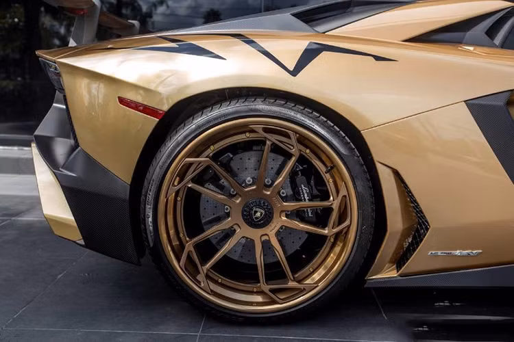 Ngoài ra, xe còn được trang bị hệ thống treo trước và sau ứng dụng theo công nghệ của xe đua F1: thanh giằng đôi chữ A với hệ thống treo độc lập kết hợp thanh cân bằng, hệ thống giảm chấn thủy lực với lò xò nằm ngang phía trước và sau. Hệ thống phanh thủy lực kép với trợ lực phanh chân không, đĩa phanh làm bằng chất liệu kết hợp gốm và carbon...