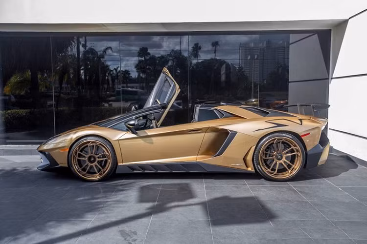 Theo công bố của hãng siêu xe Ý, chỉ có 500 chiếc Aventador SV Roadster được xuất xưởng và phân bố rộng rãi ra toàn Thế giới. So với phiên bản Coupe, biến thể mui trần được sản xuất ít hơn 100 chiếc, thế nên việc sưu tầm và sở hữu siêu phẩm này càng trở nên khó khăn. Đặc biệt, chiếc xe này còn khoác màu áo vàng đồng cực hiếm.