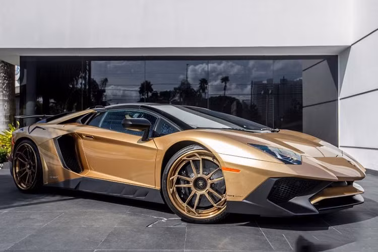 Tuy nhiên so với nhiều chiếc siêu xe Lamborghini Aventador Super Veloce Roadster khác mẫu xe này sở hữu màu vàng độc đáo, đi kèm với đó là nhiều trang bị "hàng hiệu" độc mà ít "siêu bò" nào hiện nay có được. Đặc biệt số đồng hồ công tơ mét của xe hiện mới chỉ dừng ở mức 409 miles tương đương 659 km.