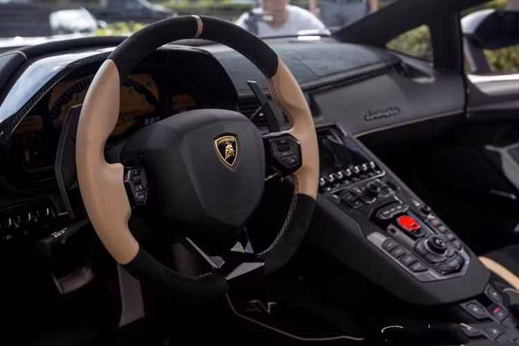 Vô-lăng thể thao 3 chấu bọc da cao cấp với hai màu đen và đồng đi kèm là các đường chỉ khâu đầy tinh tế, các nút bấm đi kèm kích thước lớn giúp người dùng dễ thao tác. Phần công tắc đề máy có nắp đậy màu đỏ, cùng với đó là 3 tùy chọn chế độ lái gồm; Sport, Strada và Corsa.