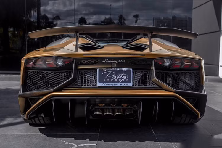 Aventador SV Roadster có trọng lượng thô ở mức 1.575 kg, nhẹ hơn đàn em Aventador LP700-4 Roadster 50 kg. Hệ thống ống xả gồm 4 đầu ra đặt liền kề ở vị trí chính giữa. Cản sau được thiết kế với những cánh chia gió cỡ lớn. Tổng thể phần đuôi của Aventador SV Roadster trông góc cạnh và mạnh mẽ hơn rất nhiều so với phiên bản tiêu chuẩn.