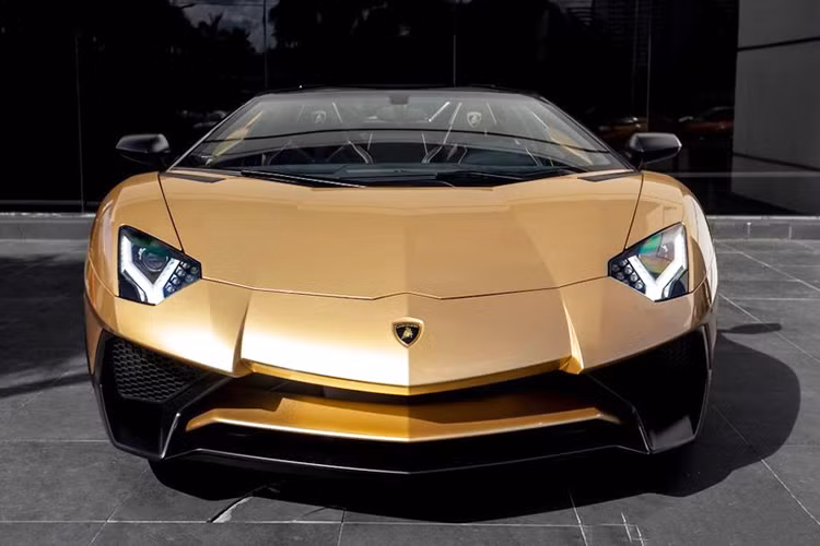 Về mặt thiết kế, biến thể mui trần của siêu bò hàng khủng này không có nhiều sự khác biệt so với người anh em Coupe. Đúng với tên gọi của mình, thay đổi lớn nhất chính là phần mui cứng làm từ sợi carbon có thể đóng mở bằng tay với trọng lượng khoảng 5,8 kg. ản trước có thiết kế khác biệt so với phiên bản Aventador tiêu chuẩn.