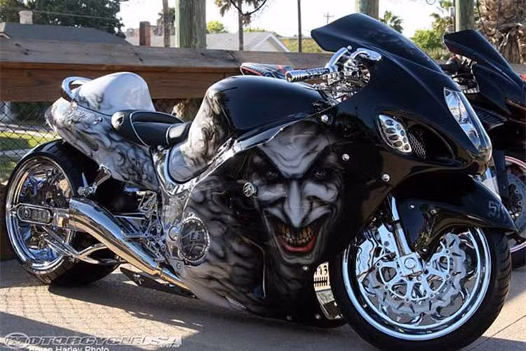 Phiên bản Suzuki Hayabusa độ đáng sợ với dàn áo được vẽ hình chú hề kinh điển, đi kèm các chi tiết mạ chrome sáng bóng.