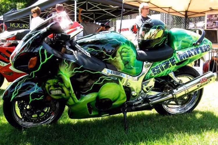 Có lẽ chủ nhân của chiếc Suzuki Hayabusa này là một fan trung thành của người khổng lồ xanh The Hulk.