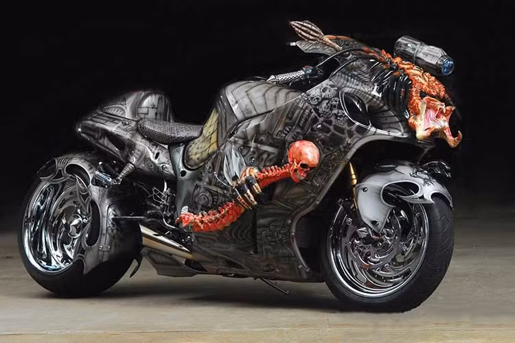 Có lẽ đây là chiếc Suzuki Hayabusa được độ đẹp nhất, nó mang đủ chất của quái vật hành tinh đi kèm những phụ kiện cực kỳ bắt mắt.