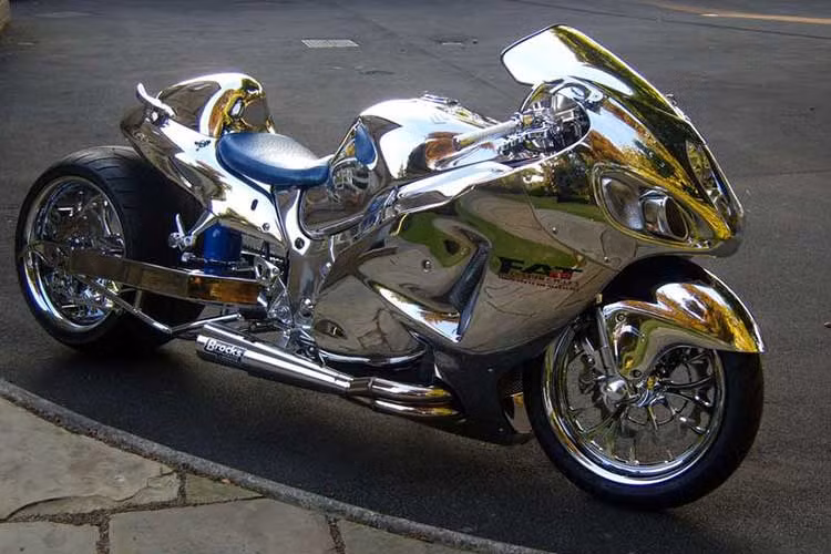 Phong cách độ Crom vẫn luôn gây sự chú ý, chiếc Suzuki Hayabusa này có lẽ sẽ khiến nhiều người cảm thấy nó luôn "chói loà".