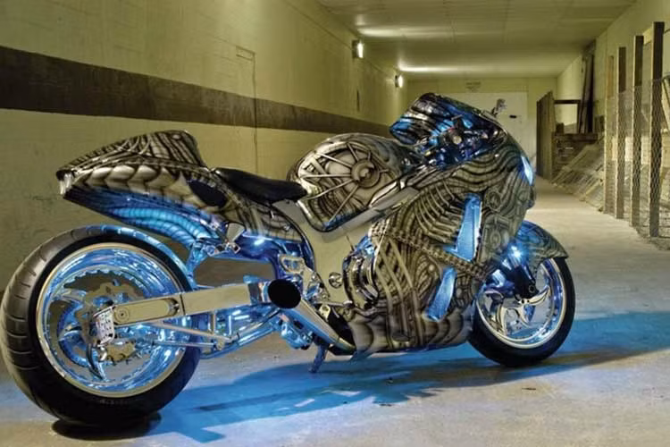 Hayabusa độ tinh tế với cảm hứng đến từ bộ phim quái vật ngoài hành tinh đi kèm dàn đèn sáng xanh.