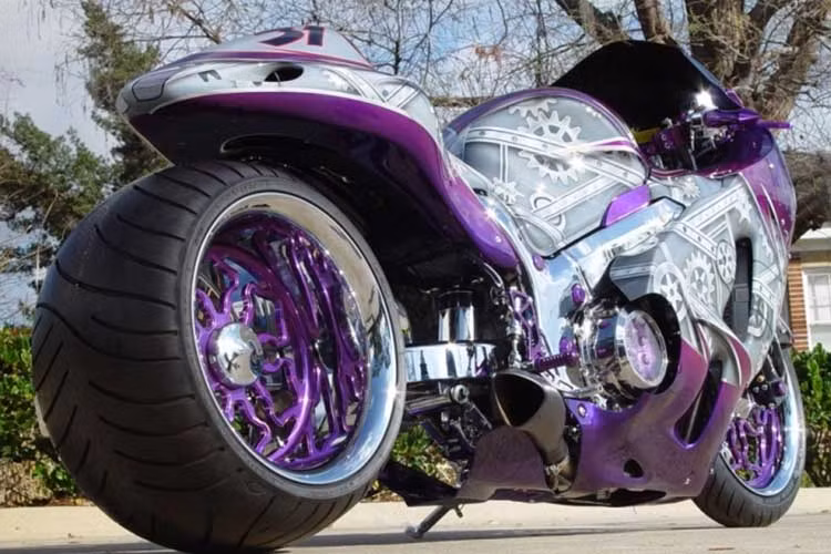 Bánh lớn đi kèm dàn áo tím vẽ lên hình một cỗ máy thời gian.