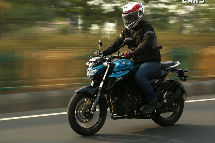 Tại thị trường Ấn Độ, Yamaha FZ 25 bản mới có giá chỉ 119.500 Rupee (tương đương 39,6 triệu đồng). Trong khi đó, những chiếc Yamaha FZ 25 nhập khẩu tư nhân về Việt Nam có giá khoảng hơn 60 triệu đồng. Không chỉ là xe thiết kế đẹp nhất tại Ấn Độ, trong năm 2017 vừa qua, mẫu xe này còn lọt vào danh sách bán chạy nhất tại đây.