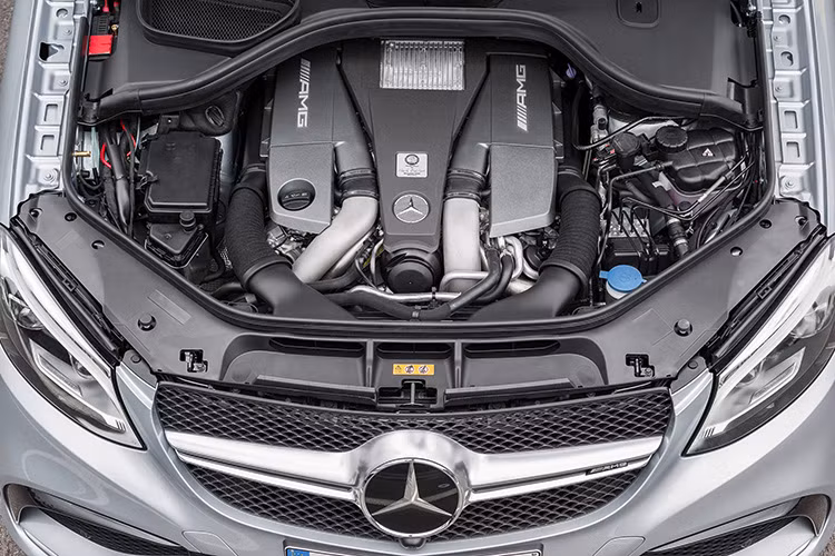 Mercedes-Benz cũng công bố giá bán cho phiên bản chạy dầu diesel là GLE300d là 53,425 USD tại thị trường này.