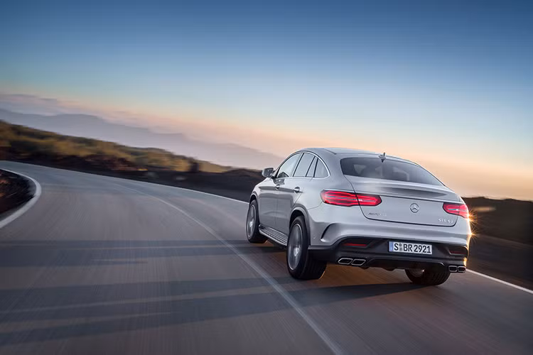 Ở phân khúc cao cấp hơn là GLE400 4Matic giá từ 65,525 USD. Phiên bản hiệu suất cao của Mercedes-Benz GLE là GLE63 AMG có giá 100,875 USD và cao hơn một chút là GLE63S có giá 108,025 USD (khoảng hơn 2 tỷ đồng).