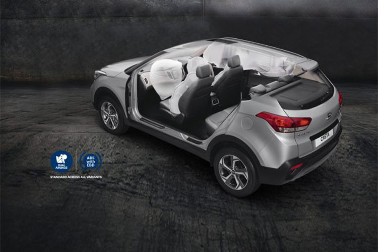 Điểm mới duy nhất ở bên sườn xe chính là bộ vành hợp kim 17 inch với thiết kế 5 chấu dạng cách quạt. Dù chỉ thay đổi nhẹ nhưng thiết kế ngoại thất của Hyundai Creta 2018 trông vẫn cao cấp hơn so với phiên bản cũ.