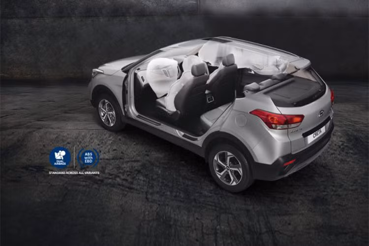 Điểm mới duy nhất ở bên sườn xe chính là bộ vành hợp kim 17 inch với thiết kế 5 chấu dạng cách quạt. Dù chỉ thay đổi nhẹ nhưng thiết kế ngoại thất của Hyundai Creta 2018 trông vẫn cao cấp hơn so với phiên bản cũ.