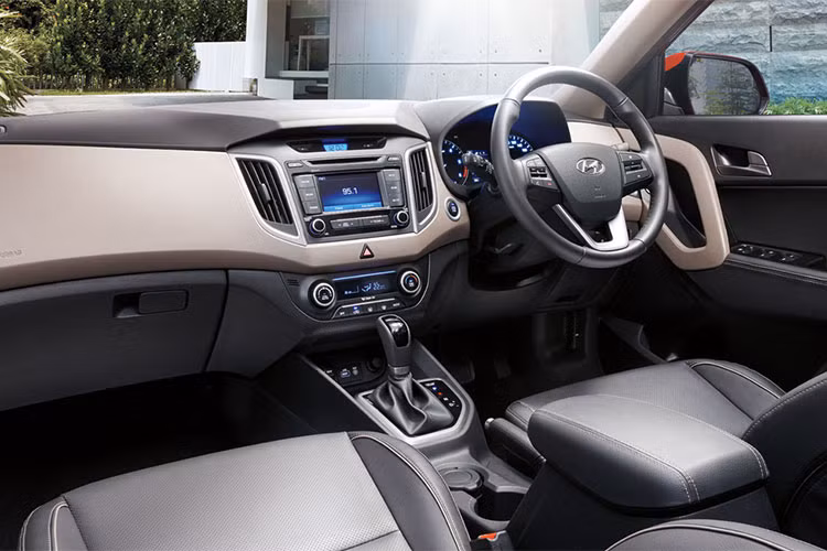 Tương tự ngoại thất, thiết kế nội thất của Hyundai Creta 2018 tại Ấn Độ cũng được nâng cấp nhẹ nhàng. Bước vào bên trong Hyundai Creta 2018, người lái được chào đón bằng chất liệu bọc ghế, cửa gió điều hòa mới và màu sơn nhẹ trên mặt táp-lô. Ở những bản cao cấp, Hyundai Creta 2018 còn đi kèm nội thất phối 2 tông màu, trong đó, có cả màu cam mới.