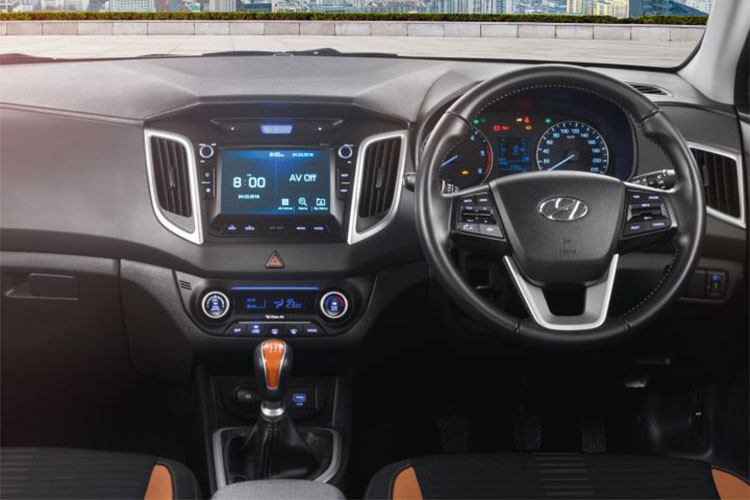 Chưa hết, Hyundai Creta 2018 còn đi kèm nhiều trang bị hiện đại hơn như cửa sổ trời chỉnh điện, hệ thống thông tin giải trí với màn hình cảm ứng, tương thích Apple CarPlay/Android Auto, hệ thống kiểm soát hành trình, sạc điện thoại không dây và ghế lái chỉnh điện 6 hướng. Đặc biệt, Hyundai Creta 2018 được bổ sung Smart Key Band đeo vào tay để mở khóa cửa như những dòng xe sang.