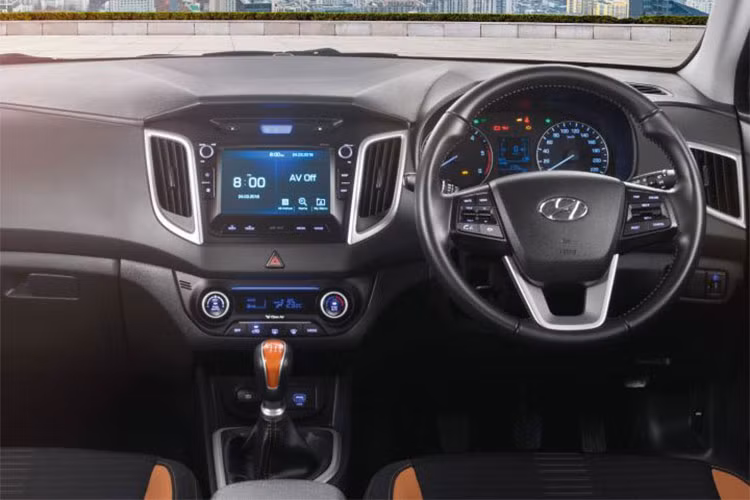 Chưa hết, Hyundai Creta 2018 còn đi kèm nhiều trang bị hiện đại hơn như cửa sổ trời chỉnh điện, hệ thống thông tin giải trí với màn hình cảm ứng, tương thích Apple CarPlay/Android Auto, hệ thống kiểm soát hành trình, sạc điện thoại không dây và ghế lái chỉnh điện 6 hướng. Đặc biệt, Hyundai Creta 2018 được bổ sung Smart Key Band đeo vào tay để mở khóa cửa như những dòng xe sang.