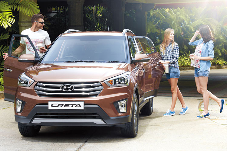 Phía sau của chiếc Creta bản nâng cấp 2018 này gần như không có thay đổi gì về thiết kế so với phiên bản cũ ngoại việc nó được làm vuông vắn hơn, một số chi tiết chỉ được nâng cấp nhẹ như đèn phản quang ở 2 bên cản sau và bổ sung tấm ốp gầm màu bạc giống như ở phần đầu xe. 