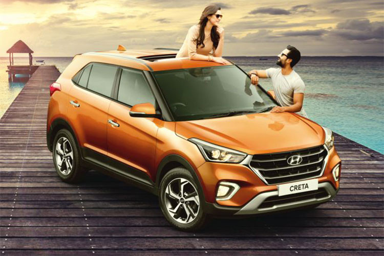 Bước sang phiên bản 2018, Hyundai Creta đã được nâng cấp đáng kể trong thiết kế ngoại thất. Cụ thể, hãng xe Hàn Quốc đã bổ sung đầu xe mới cho xe với lưới tản nhiệt Cascading Grille đặc trưng. Cùng với đó là đèn pha nâng cấp, đèn LED định vị ban ngày mới, đèn sương mù trước mới và cản va cải tiến, tích hợp tấm ốp bảo vệ gầm màu bạc.