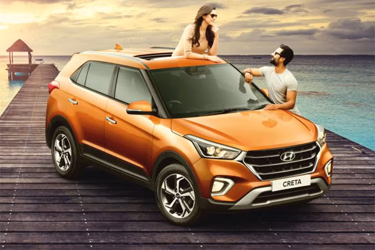 Bước sang phiên bản 2018, Hyundai Creta đã được nâng cấp đáng kể trong thiết kế ngoại thất. Cụ thể, hãng xe Hàn Quốc đã bổ sung đầu xe mới cho xe với lưới tản nhiệt Cascading Grille đặc trưng. Cùng với đó là đèn pha nâng cấp, đèn LED định vị ban ngày mới, đèn sương mù trước mới và cản va cải tiến, tích hợp tấm ốp bảo vệ gầm màu bạc.