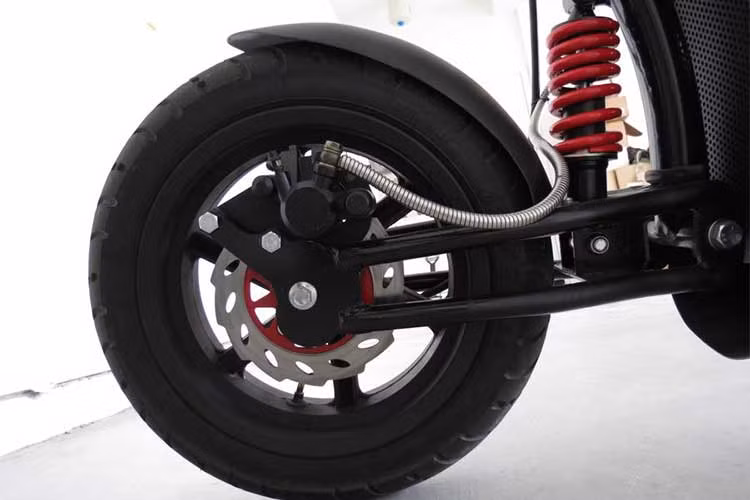 Mẫu xe đạp điện Rumble E-bike hàng độc này cũng được trang bị hệ thống loa ở cả hai bên thân xe, có tác dụng khuếch đại âm thanh khi đang lái.