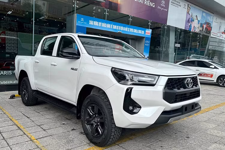 Toyota Việt Nam đã giới thiệu với khách hàng trong nước mẫu bán tải Hilux 2024. Theo bảng giá xe Toyota Hilux 2024 mới công bố, khách hàng có 3 phiên bản lựa chọn gồm 2.4 4x4MT giá 668 triệu đồng, 2.4 4x2AT (giá 706 triệu đồng) và cao nhất là 4x4AT Adventure (giá 99 triệu đồng). Xe có 6 màu sơn ngoại thất gồm Trắng ngọc trai, Bạc, Xám, Đen, Đỏ, Xanh.