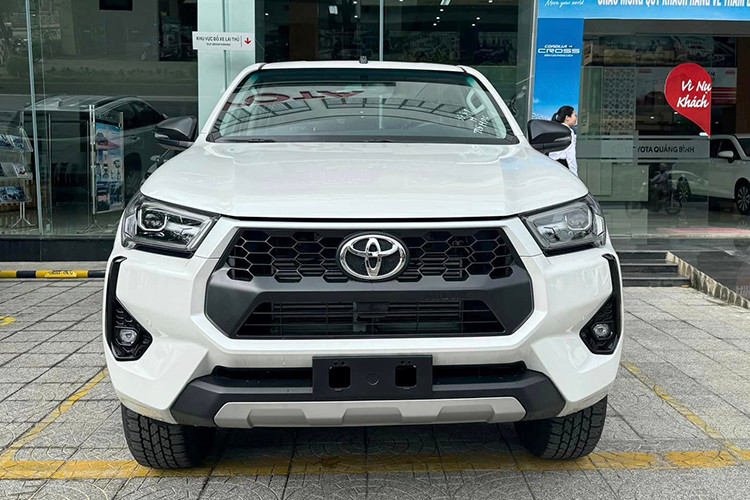 Trước đó Toyota Việt Nam đã đưa về nước Hilux 4x2 AT giá 852 triệu đồng nhằm đáp ứng phần nào nhu cầu của thị trường về mẫu xe này trong khi chờ đợi phiên bản đạt tiêu chuẩn khí thải Euro 5. Thế nhưng, điều đó vô tình đẩy Hilux vào nhóm xe bán chậm do không đủ lực cạnh tranh với các đối thủ cùng phân khúc. 