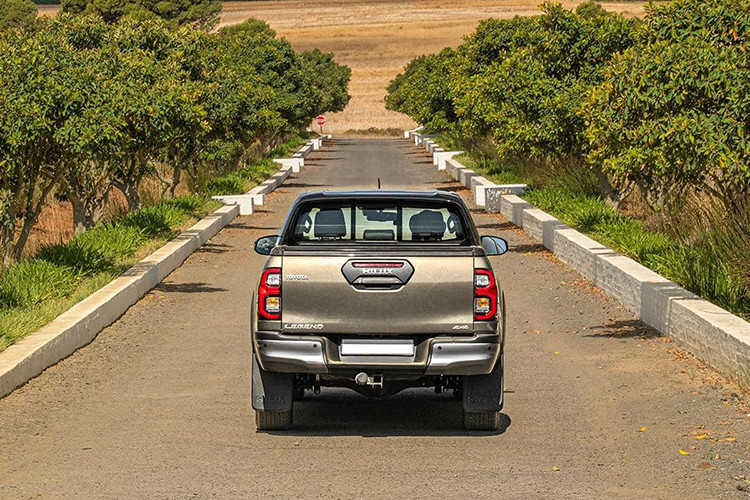 Với động cơ đạt tiêu chuẩn khí thải Euro 5 của Hilux 2024, Toyota Việt Nam cũng khuyến cáo khách hàng lưu ý sử dụng đúng loại nhiên liệu nhằm tránh các rủi ro có thể gặp phải, gây ra những sự bất tiện cho khách hàng trong quá trình sử dụng.