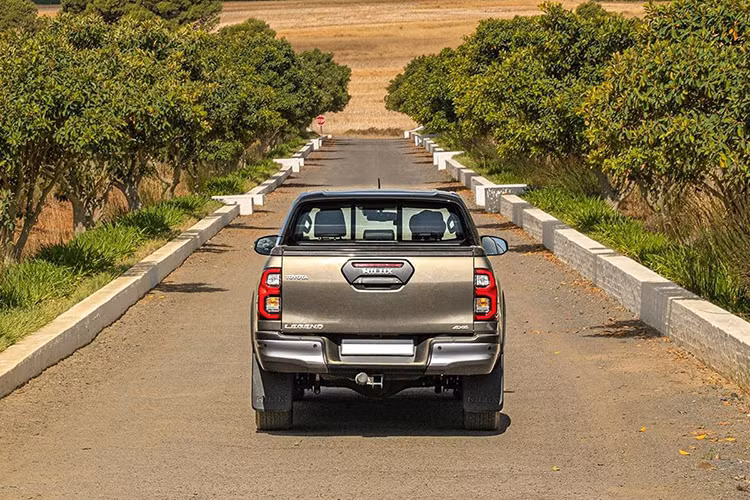 Với động cơ đạt tiêu chuẩn khí thải Euro 5 của Hilux 2024, Toyota Việt Nam cũng khuyến cáo khách hàng lưu ý sử dụng đúng loại nhiên liệu nhằm tránh các rủi ro có thể gặp phải, gây ra những sự bất tiện cho khách hàng trong quá trình sử dụng.