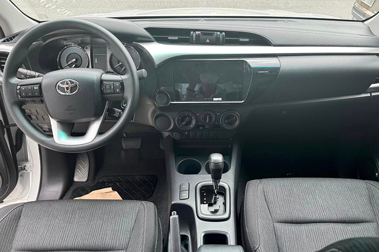 Bên trong khoang lái của mẫu xe bán tải Toyota Hilux 2024 phiên bản 2.4 4x2AT và 2.8 4x4AT Adventure được nâng cấp hệ thống âm thanh với màn hình giải trí 9 inch cùng các nút điều chỉnh cảm ứng, kết nối điện thoại thông minh giúp khách hàng thuận lợi và dễ dàng thao tác trong quá trình sử dụng.