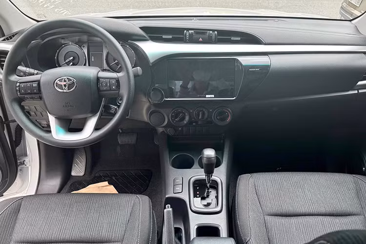 Bên trong khoang lái của mẫu xe bán tải Toyota Hilux 2024 phiên bản 2.4 4x2AT và 2.8 4x4AT Adventure được nâng cấp hệ thống âm thanh với màn hình giải trí 9 inch cùng các nút điều chỉnh cảm ứng, kết nối điện thoại thông minh giúp khách hàng thuận lợi và dễ dàng thao tác trong quá trình sử dụng.