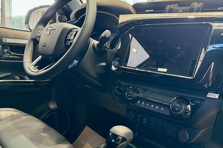 Ngoài các nâng cấp đáng kể về hệ thống giải trí và tiện nghi, Hilux 2024 phiên bản 2.8 4x4AT Adventure còn được trang bị camera 360 độ, 6 cảm biến và Hệ thống cảnh báo điểm mù (BSM), cảnh báo phương tiện cắt ngang phía sau (RCTA), khiến Hilux trở thành 1 chiếc bán tải đầy tin cậy đối với khách hàng trên mỗi hành trình.