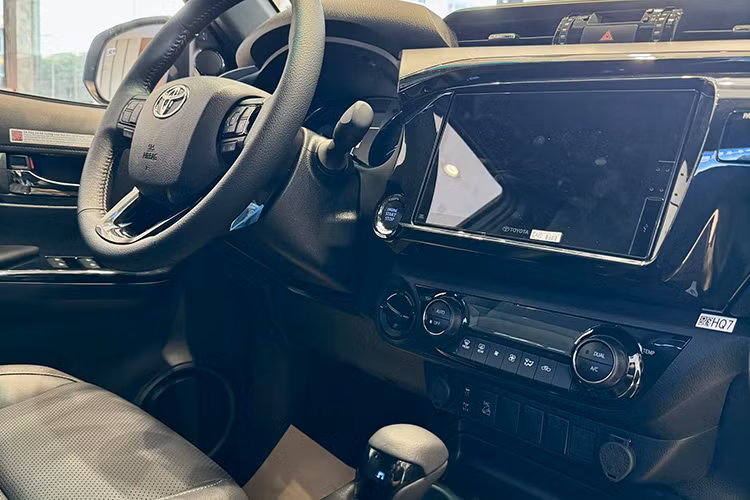 Ngoài các nâng cấp đáng kể về hệ thống giải trí và tiện nghi, Hilux 2024 phiên bản 2.8 4x4AT Adventure còn được trang bị camera 360 độ, 6 cảm biến và Hệ thống cảnh báo điểm mù (BSM), cảnh báo phương tiện cắt ngang phía sau (RCTA), khiến Hilux trở thành 1 chiếc bán tải đầy tin cậy đối với khách hàng trên mỗi hành trình.