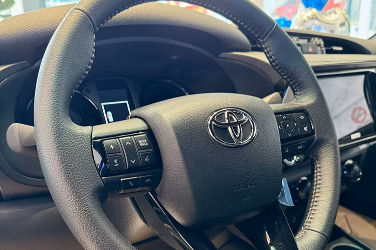 Ngoài ra, phiên bản Hilux 2.8 4x4AT Adventure còn được cập nhật hệ thống điều hòa 2 vùng tiện nghi, giúp cho mọi hành trình chinh phục của khách hàng trở nên thoải mái hơn bao giờ hết.