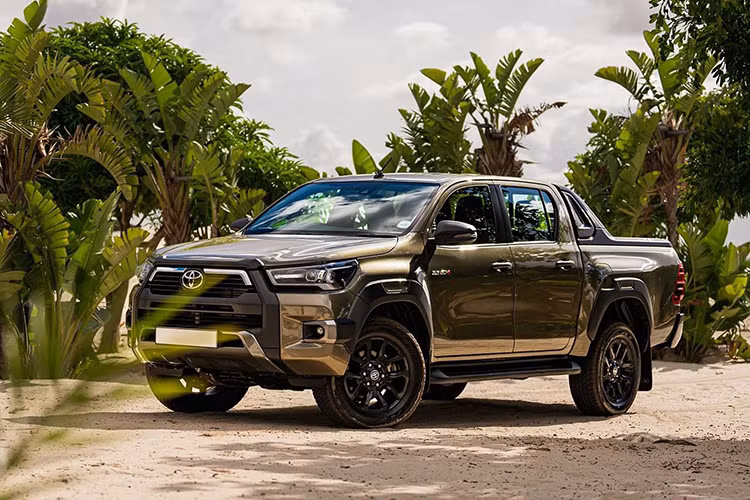 Ngoài ra, để giảm thiểu rủi ro &amp; hỗ trợ nhắc nhở khách hàng sử dụng đúng loại nhiên liệu, Toyota Việt Nam cũng thực hiện dán nhãn cảnh báo trên nắp bình nhiên liệu và khuyến cáo thông tin trong sách Hướng dẫn sử dụng xe để khách hàng sử dụng đúng nhiên liệu góp phần đảm bảo hoạt động an toàn của xe, mang lại sự yên tâm trong quá trình sử dụng.