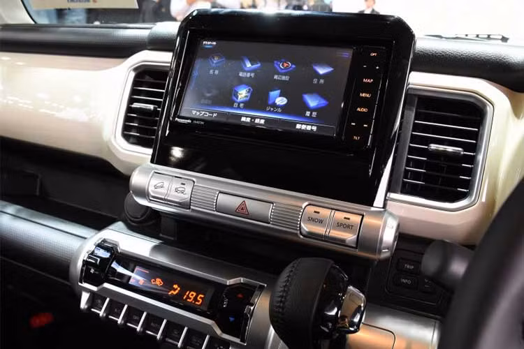 Với kích thước nhỏ bé, XBee chỉ đủ vị trí cho 4 người lớn ngồi bên trong. Tuy nhiên, nội thất của xe được thiết kế với khả năng sắp xếp linh hoạt. 