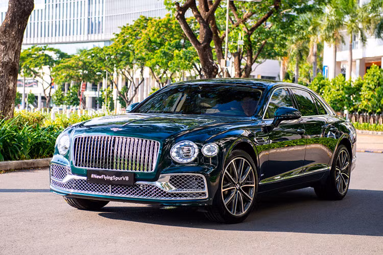 Bentley Flying Spur chuc ty tai Viet Nam dang chay co the rung man hinh