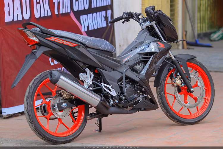 Mẫu xe underbone mới của Honda được trang bị hộp số 6 cấp, côn tay giống như Suzuki Raider R150. Mức tiêu hao nhiên liệu trung bình của Sonic 150R là 45,4 km/1 lít (theo công bố của nhà sản xuất). Nếu so sánh hai mẫu xe "đồng hương" này có thể thấy thông số kỹ thuật ngang nhau.