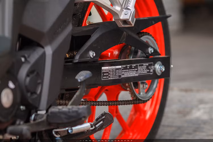 Ở phiên bản 2017 này, Honda trang bị cho Sonic 15R mâm đa chấu dạng chữ Y màu đỏ - đối lập với thân xe, phanh trước đĩa đơn Nissin. Bánh sau của xe được trang bị an toàn với phanh đĩa đơn kích thước nhỏ hơn. Gắp sau thiết kế đơn giản, đi kèm hệ truyền động dạng xích.