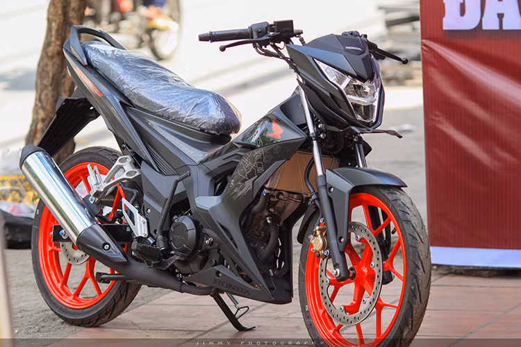 Sau khi ra mắt tại thị trường Indonesia, mẫu xe máy Honda Sonic 150R 2017 thuộc phân khúc côn tay cỡ nhỏ đã có mặt tại các đại lý bán xe máy tư nhân tại Việt Nam. Sonic 150R 2017 đánh dấu sự trở lại của dòng xe đường phố từng rất được yêu thích của Honda tại Châu Á.