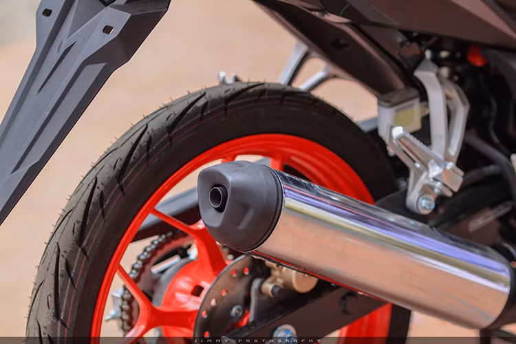 Honda Sonic 150R được trang bị động cơ DOHC 1 xy lanh, dung tích 149,16 cc với công nghệ phun xăng điện tử PGM-FI trên Sonic 150R cho công suất tối đa 15,8 mã lực ở vòng tua 9.000 vòng/phút và mô men xoắn cực đại đạt 13,5 Nm ở vòng tua 6.500 vòng phút.