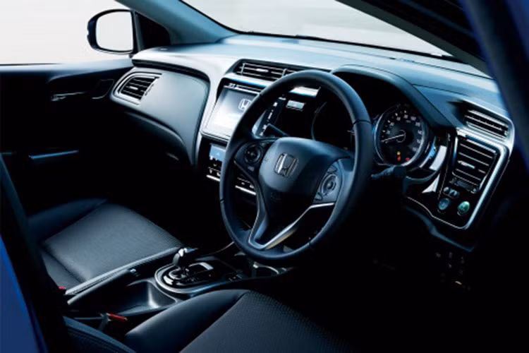 Honda City Hybrid 2017 sẽ dùng chung hệ dẫn động Sport Hybrid i-DCD với Jazz Hybrid. Hệ dẫn động này bao gồm máy xăng 4 xy-lanh, dung tích 1,5 lít, hộp số tự động ly hợp kép 7 cấp, mô-tơ điện tích hợp, cụm pin lithium-ion và máy nén chạy bằng điện. Ngoài ra, động cơ xăng còn đi kèm hệ thống tự động ngắt máy khi dừng lâu.