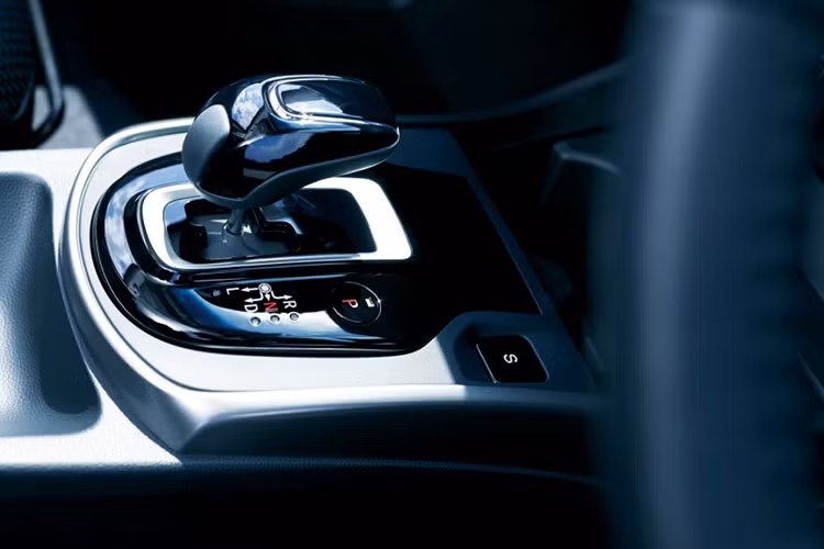 Động cơ kết hợp với mô-tơ điện có công suất tối đa 30 mã lực và mô-men xoắn cực đại 160 Nm. Nhờ đó, hệ dẫn động trên Honda City Hybrid 2017 tạo ra công suất tổng cộng 137 mã lực và mô-men xoắn cực đại 170 Nm. Theo hãng xe ôtô Honda, hệ dẫn động Sport Hybrid i-DCD có hiệu suất không thua kém gì máy xăng hút khí tự nhiên, dung tích 1,8 lít thông thường nhưng tiết kiệm nhiên liệu hơn hẳn.