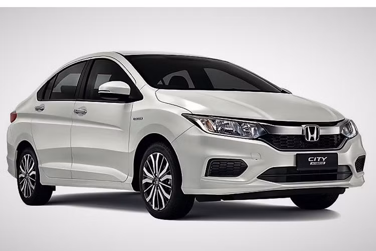 Hãng xe ôtô Honda cũng khẳng định hệ dẫn động Sport Hybrid i-DCD trên Jazz Hybrid chỉ tiêu thụ lượng xăng trung bình 4.0 lít/100 km. Con số tương ứng của Honda City Hybrid 2017 là 3,9 lít/100 km. Tại thị trường Malaysia, Honda City Hybrid 2017 được bán với giá 89.200 RM (tương đương 427 triệu đồng).